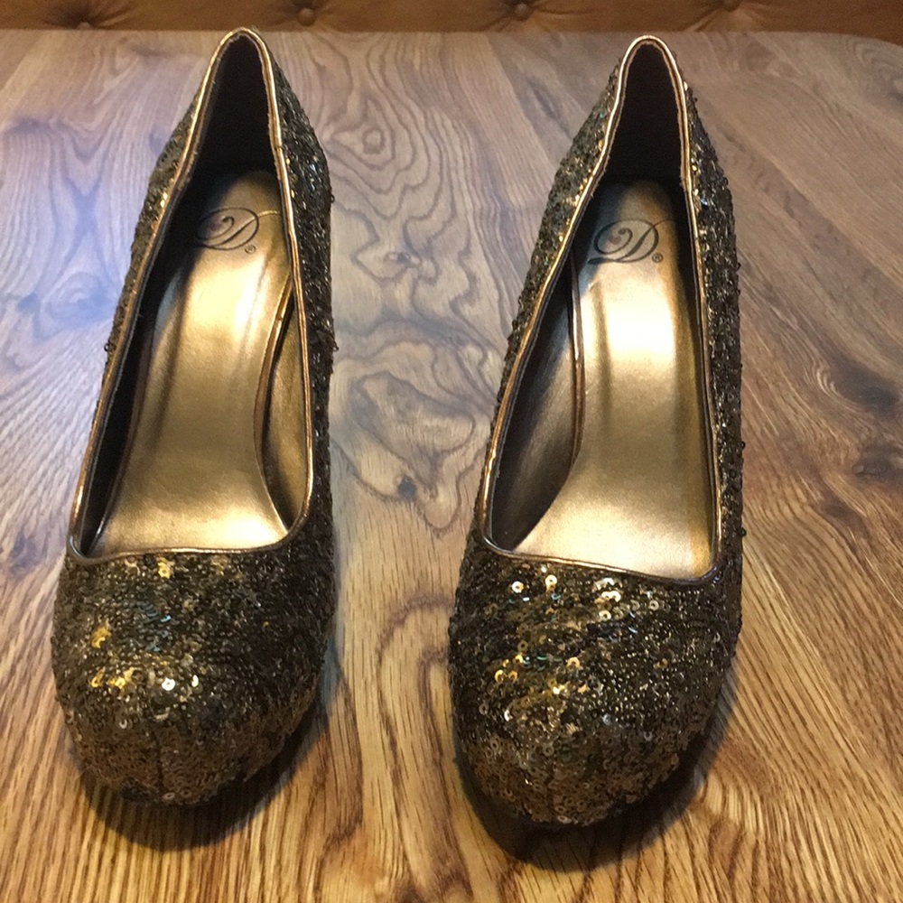 Gold Sequins High heel Shoe NEW Size 7 1/2 Gorgeous must have for the holidays